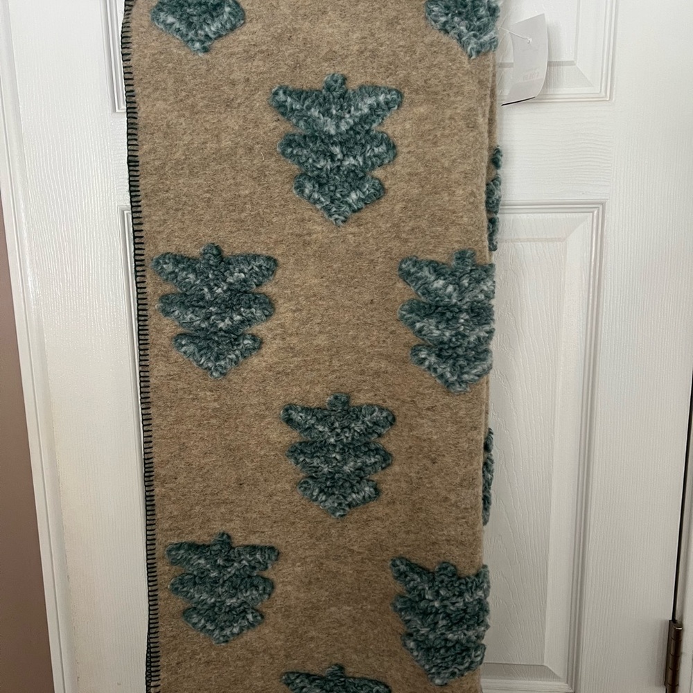 Frati Home Wool Blanket with Tree Design - Picture 2 of 6